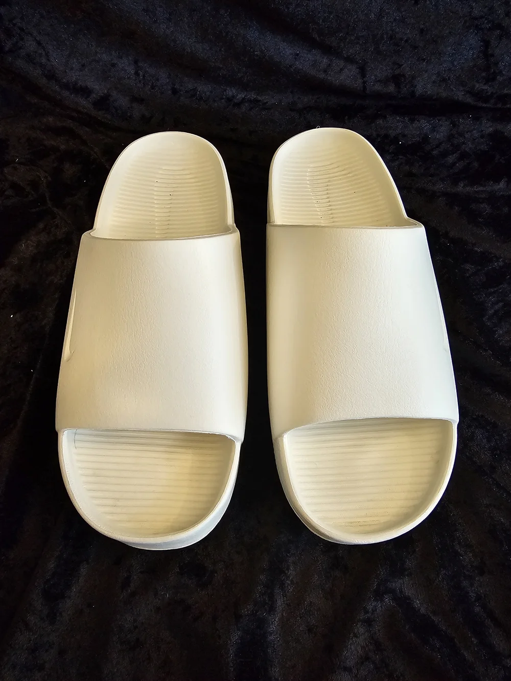 Nike Calm Slides White/Sail Men’s 7 / Women’s 8 - Worn Twice Excellent Condition